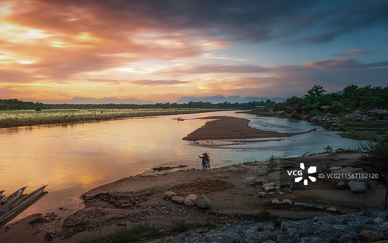 尼泊尔奇特旺拉菩提河日落Sunset at Rapti River in Chitwan,Nepal图片素材