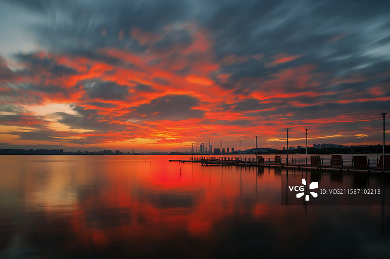 武汉汤逊湖悦湖公园朝霞图片素材