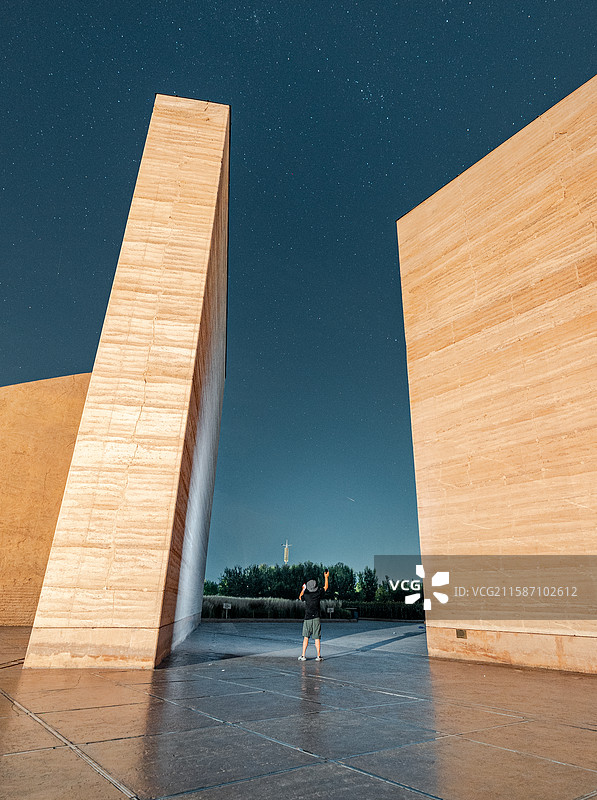 晴朗的有星星的夜晚站在只有河南景区夯土墙裂缝前的人的后视图图片素材