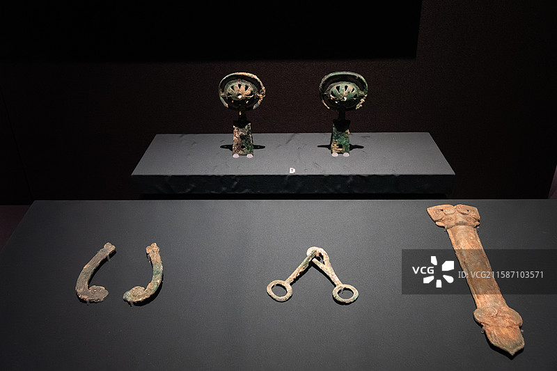 西周时期马车用品、车马制度：銮铃、马衔、马镳、当卢，河南三门峡虢国墓地M2001出土，河南博物院藏图片素材