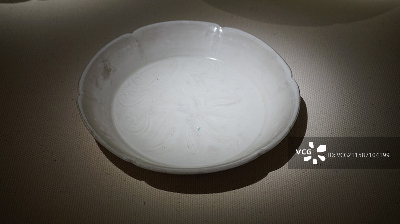 宋定窑白釉刻划莲花碟，福建博物院藏图片素材