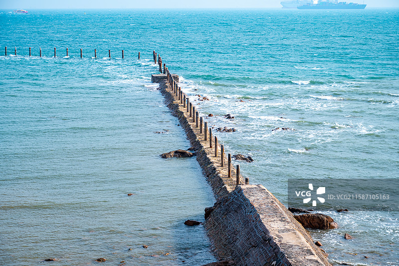 青岛第二海水浴场-通往大海的堤坝图片素材