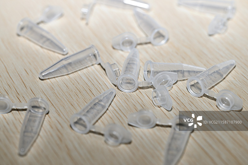 桌面上的空小离心管，EP管，样品管，生物行业，医疗研发，医药，大健康图片素材