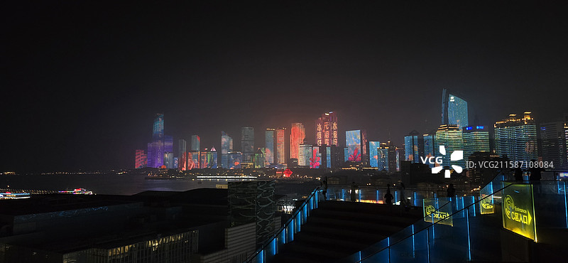 青岛奥帆中心夜景大雾海边图片素材