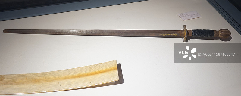 宋“靖康元年李纲制”锏复制品与李纲牙笏图片素材