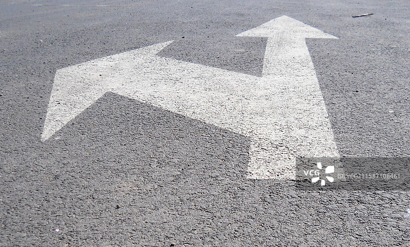 路面白色箭头指示标志图片素材