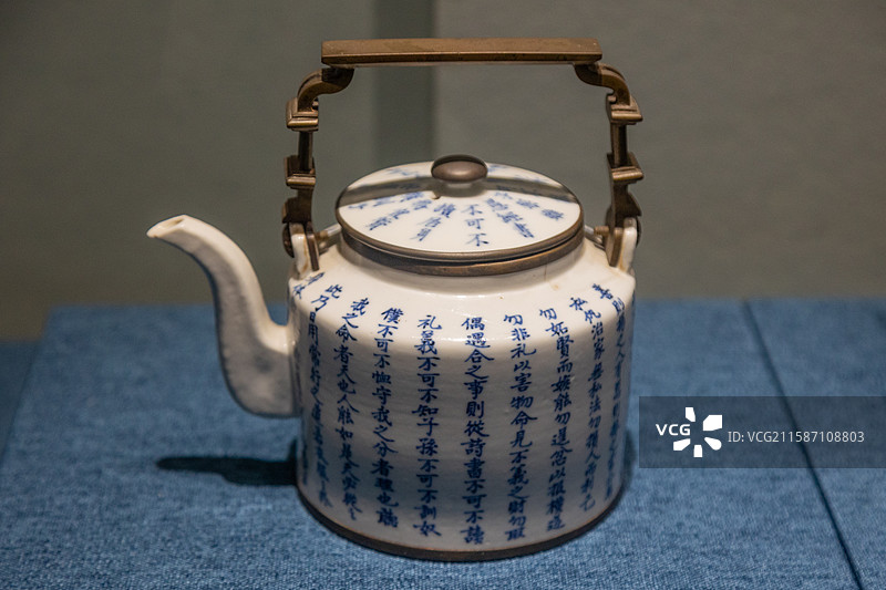 清晚期丨青花“朱子家训”提梁壶图片素材