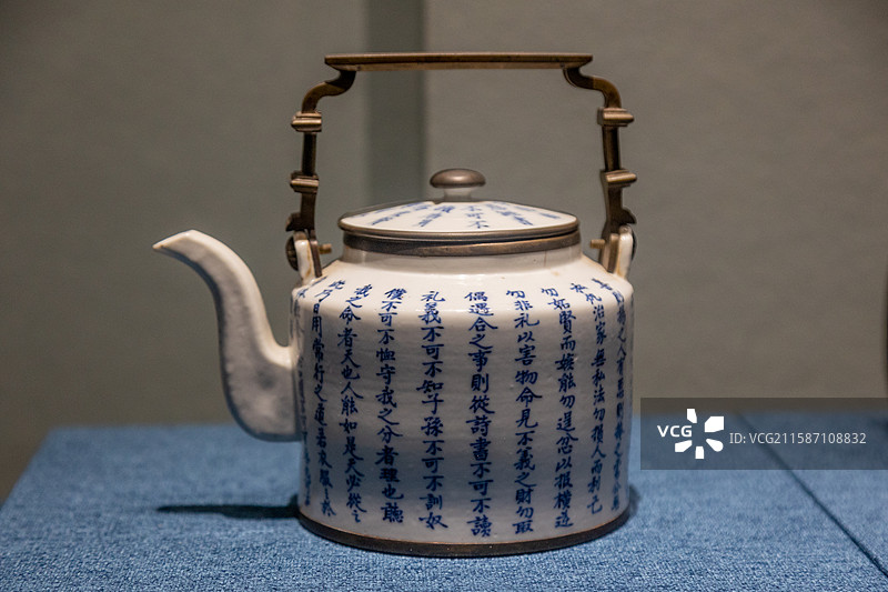 清晚期丨青花“朱子家训”提梁壶图片素材