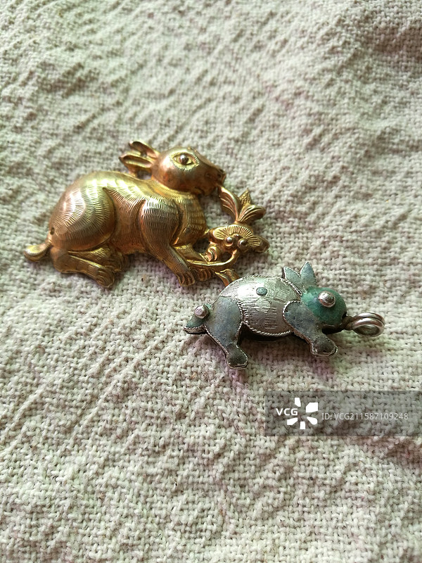 老银鎏金烤蓝兔子灵芝帽饰花片。手耍。老物件古董。老棉布粗布图片素材