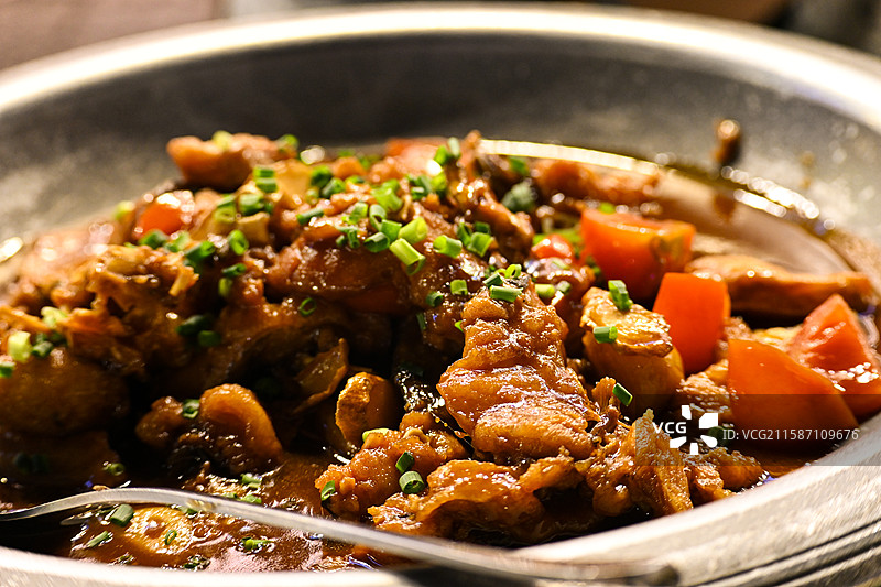 广西桂林阳朔阳朔西街旅游景点旅游必吃名吃网红打卡传统美食啤酒鱼特写图片素材