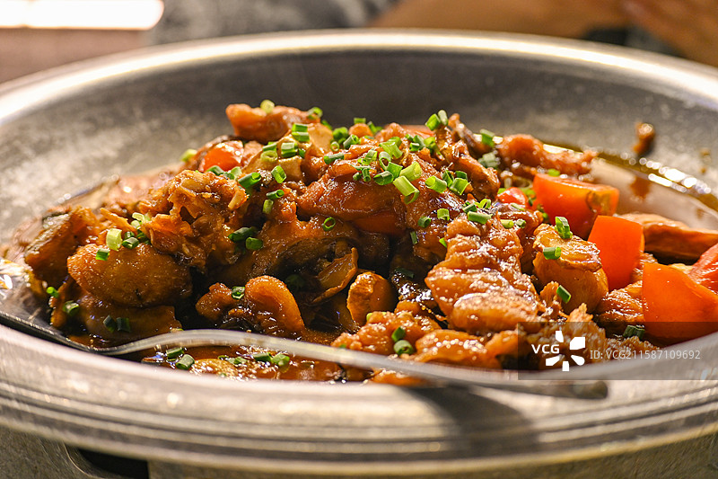 广西桂林阳朔阳朔西街旅游景点旅游必吃名吃网红打卡传统美食啤酒鱼特写图片素材