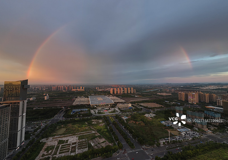 长沙南站上空的彩虹图片素材