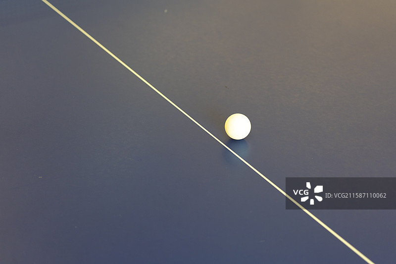 乒乓球桌和乒乓球图片素材