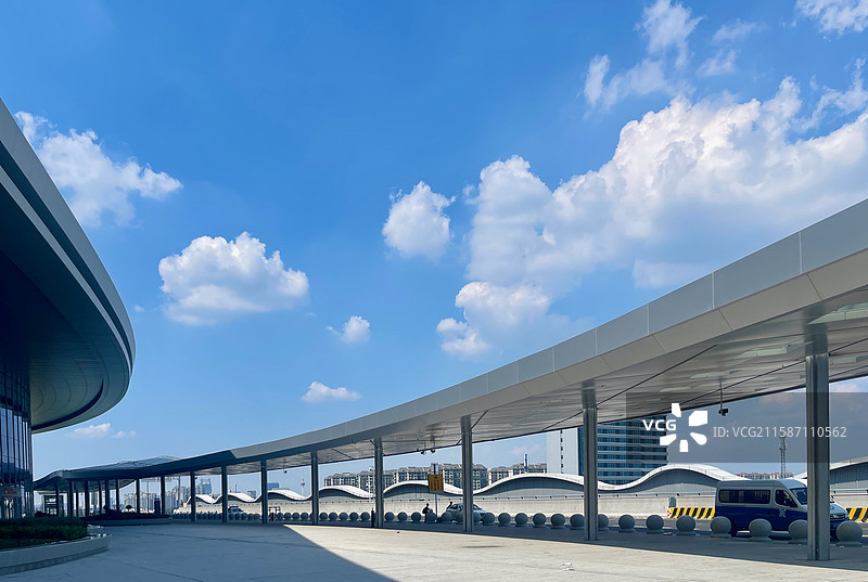 夏日蓝天下的站前广场图片素材