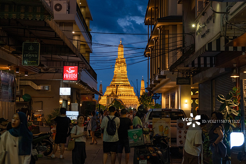 湄南河傍晚蓝调时刻郑王庙灯光图片素材