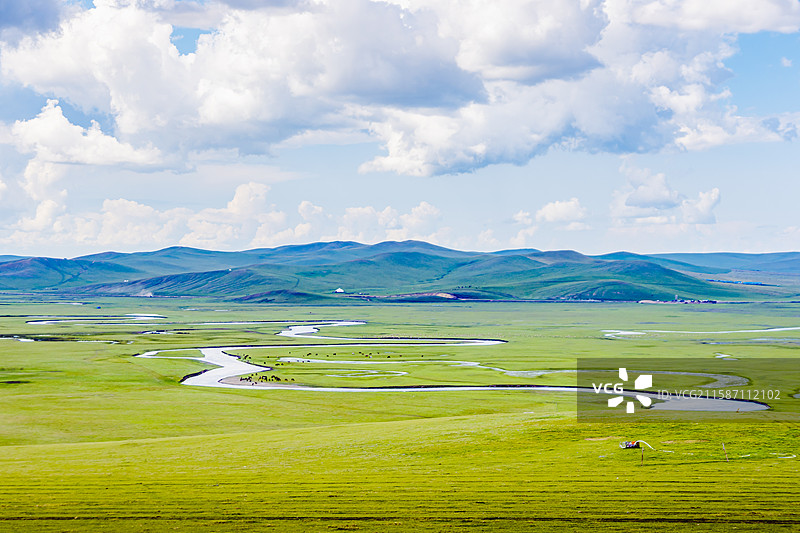 呼伦贝尔大草原蜿蜒河流山峰云彩图片素材