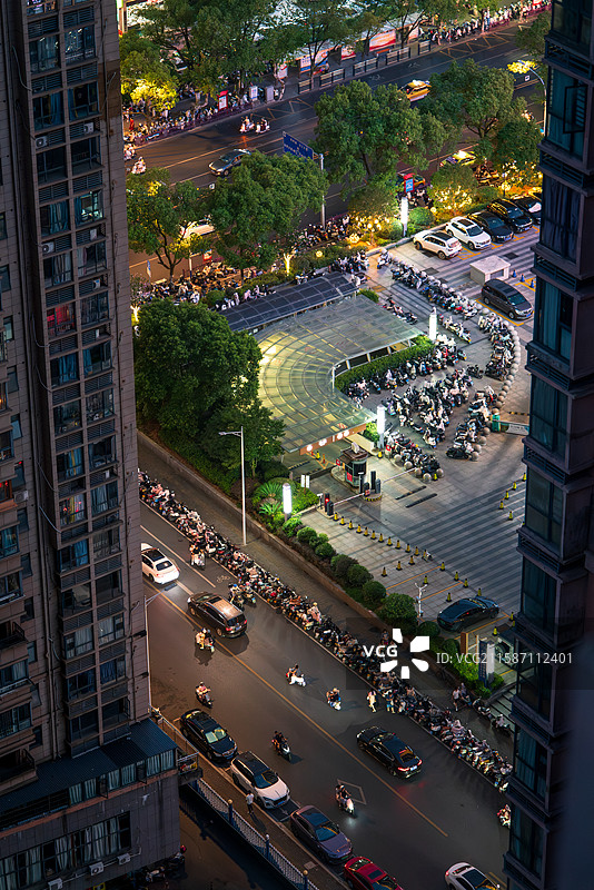 高楼视角下的街道车水马龙图片素材