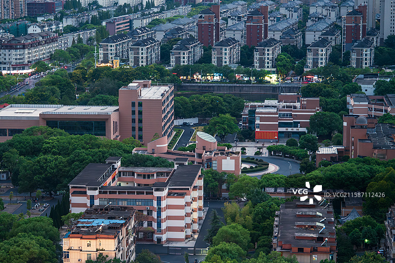 都市楼宇中的新余市第四中学图片素材