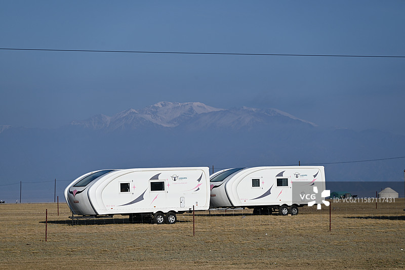 新疆赛里木湖雪山民宿图片素材