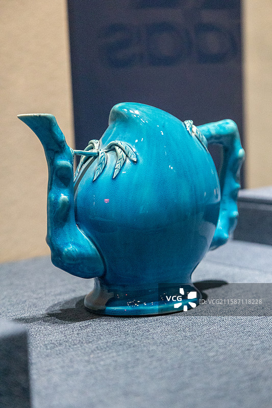 清康熙丨孔雀蓝釉桃形倒流壶图片素材