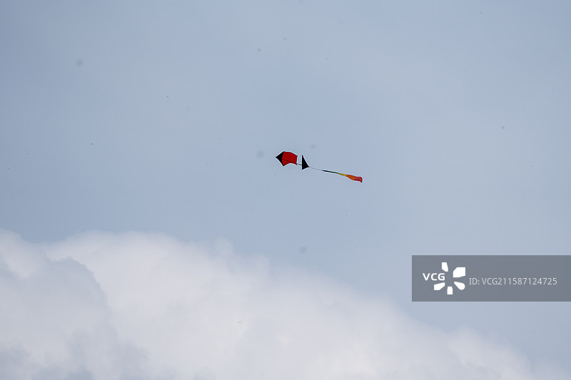 天空中飞翔的风筝图片素材