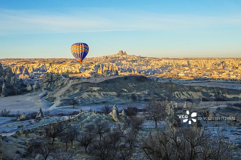 土耳其卡帕多奇亚，格雷梅露天博物馆与满天的热气球，Goreme Open Air Museum图片素材