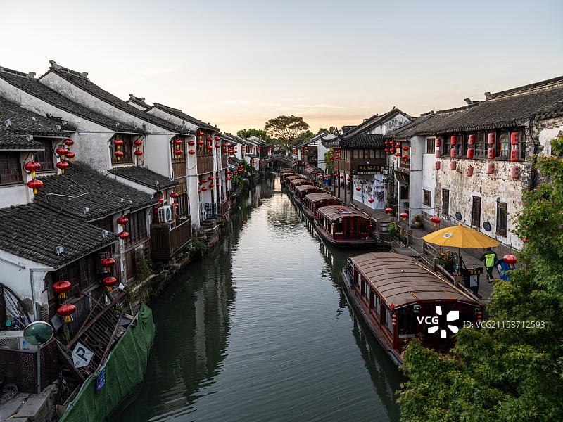 苏州山塘街水巷与游船景观图片素材