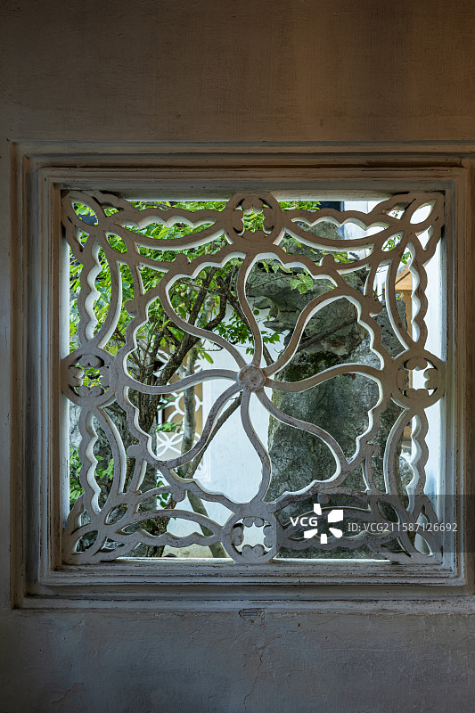 苏州留园花窗纹饰与光影细节图片素材