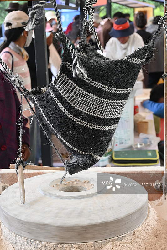 西藏 拉萨 糌粑制作图片素材