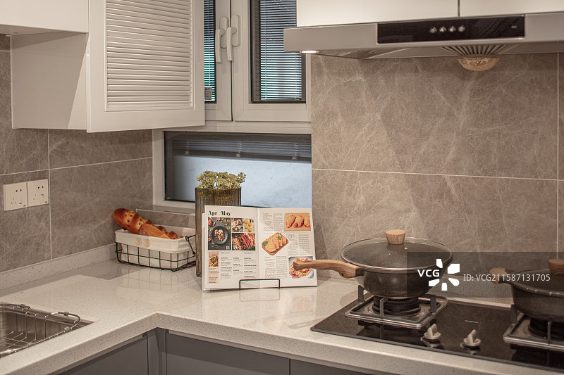 现代厨房台面与烹饪场景图片素材