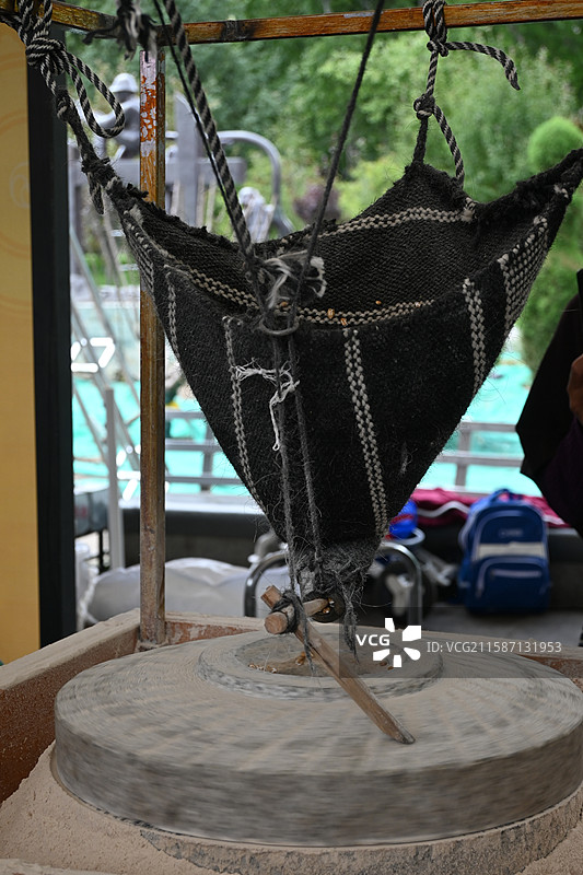 西藏 拉萨 糌粑制作图片素材