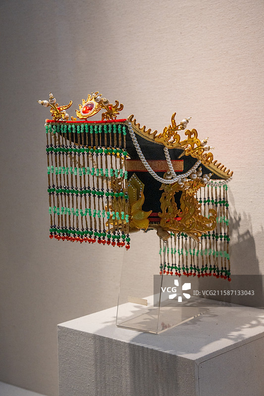 广州粤剧艺术博物馆里展示的戏帽图片素材