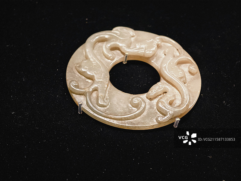 首都博物馆藏 汉代青玉乳丁纹双螭璧图片素材