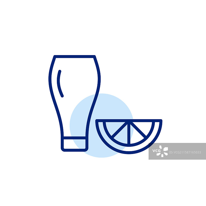 高脚啤酒杯和柠檬酒吧饮品图片素材