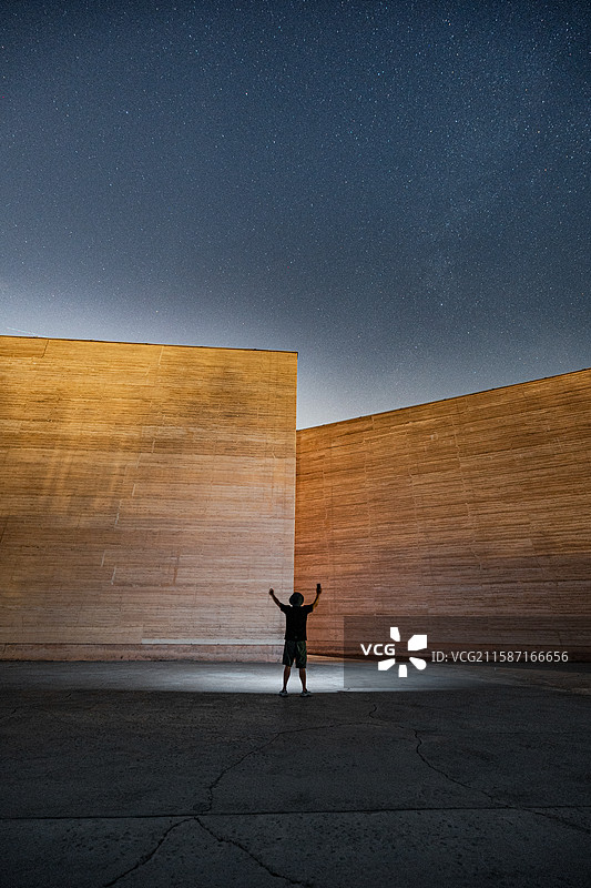 晴朗的有星星的夜晚站在只有河南景区夯土墙裂缝入口的人的后视图图片素材