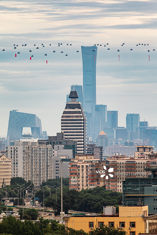 直升机群与北京CBD 新华社同框图片素材