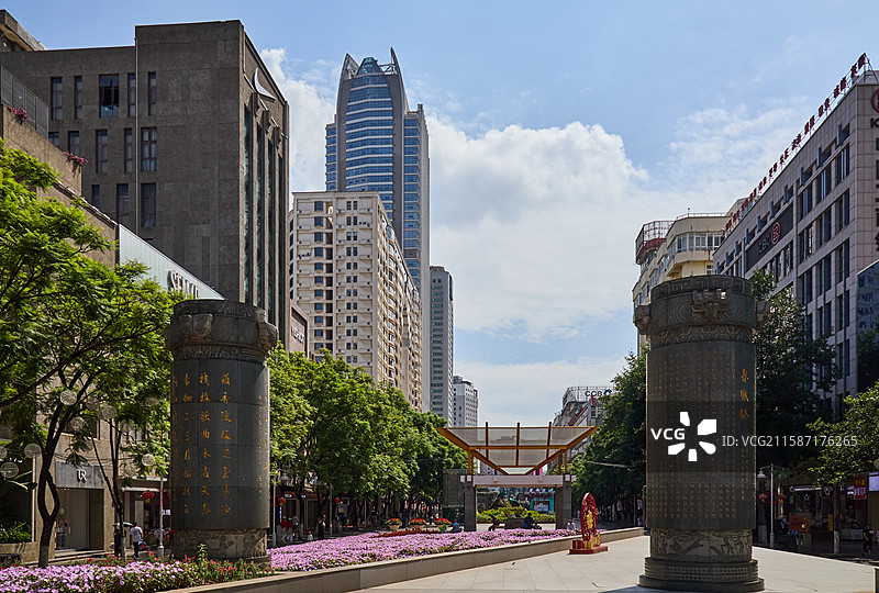 昆明南屏步行街象和羊图腾柱图片素材