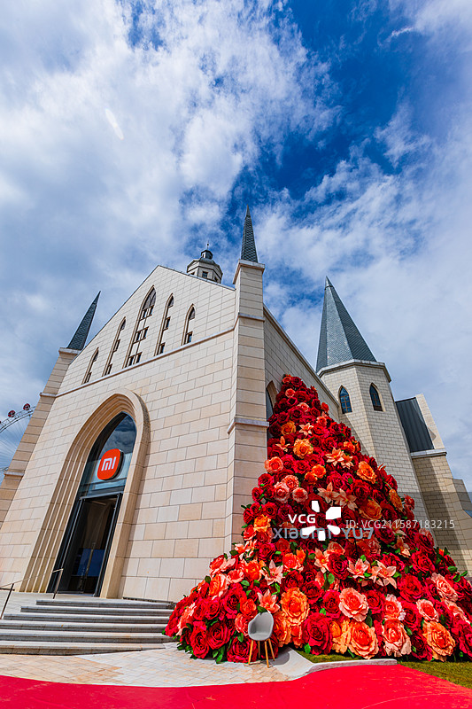 小米之家 玫瑰花海中的科技之光图片素材