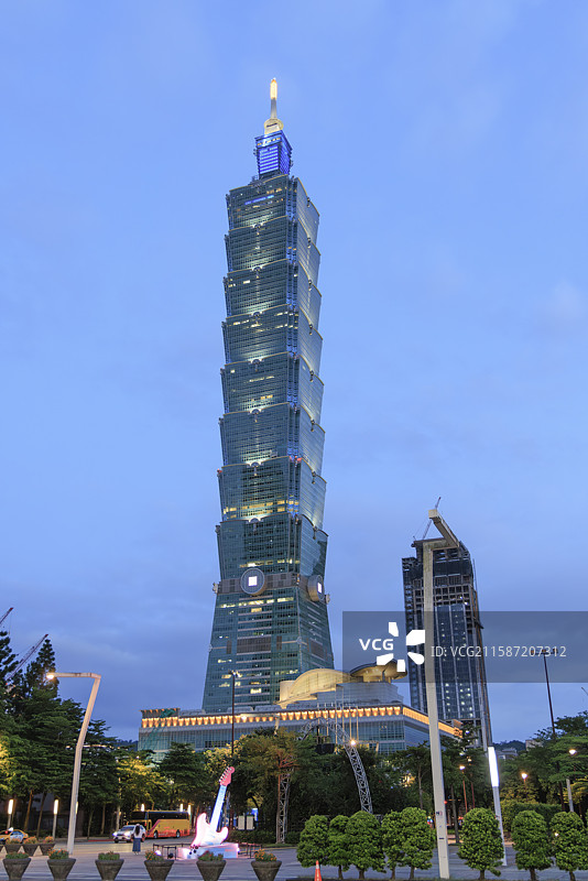 台北101大楼，中国台湾地标摩天大厦蓝调夜景图片素材