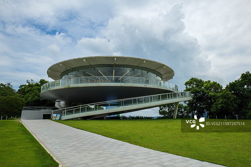 深圳恩上湿地城市绿地上的科技感未来建筑图片素材