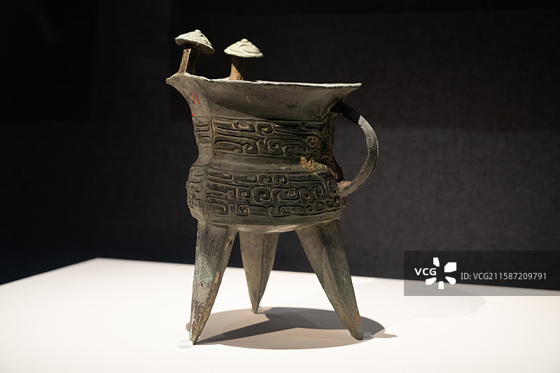 兽面纹斝（酒器），商（公元前1600~前1046年），河南郾城拦河潘出土，河南博物院藏图片素材