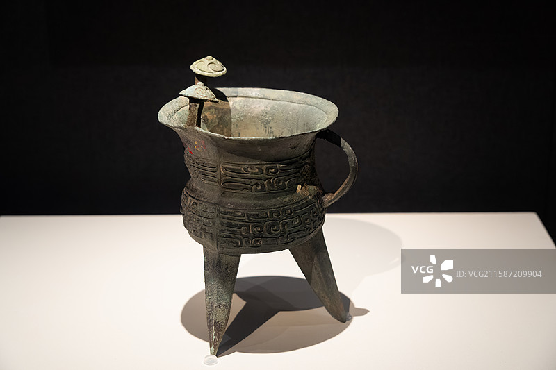 兽面纹斝（酒器），商（公元前1600~前1046年），河南郾城拦河潘出土，河南博物院藏图片素材