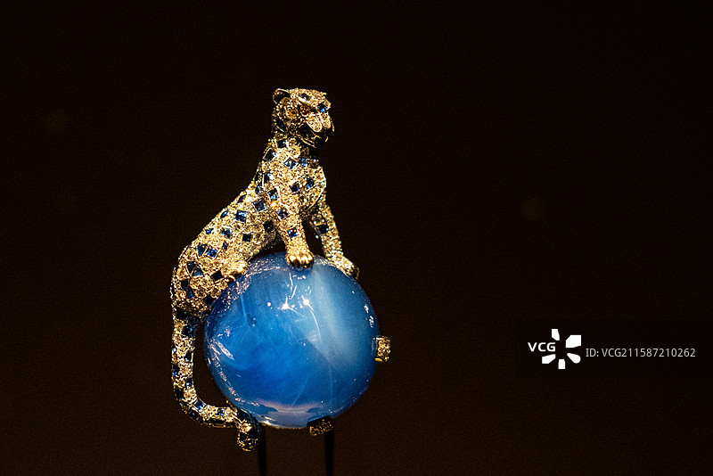 美洲豹夹式胸针 卡地亚巴黎 1949年 温莎公爵夫人 铂金 白金 钻石 蓝宝石香港故宫文化博物馆 百图片素材