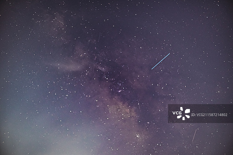 循此苦旅，以达天际。图片素材