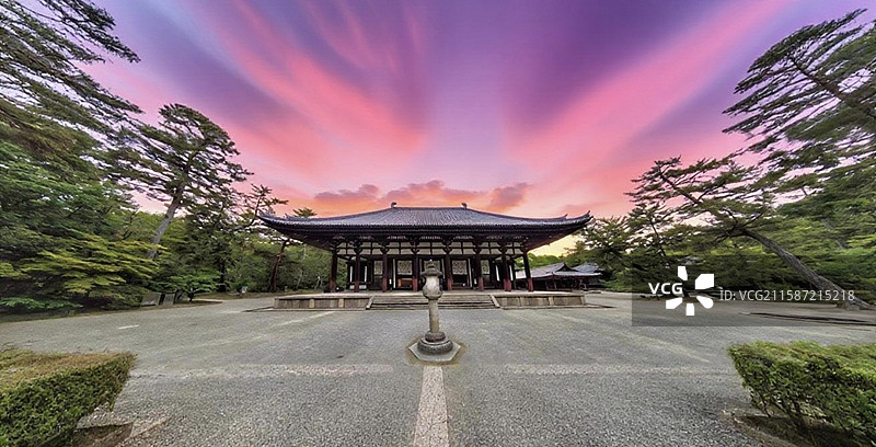 唐招提寺由鉴真主持建于 759 年，是日本佛教律宗总本山，建筑具唐代风格，多建筑与佛像为日本国宝。图片素材