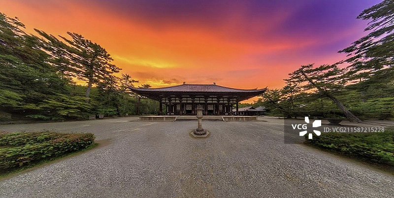 唐招提寺由鉴真主持建于 759 年，是日本佛教律宗总本山，建筑具唐代风格，多建筑与佛像为日本国宝。图片素材