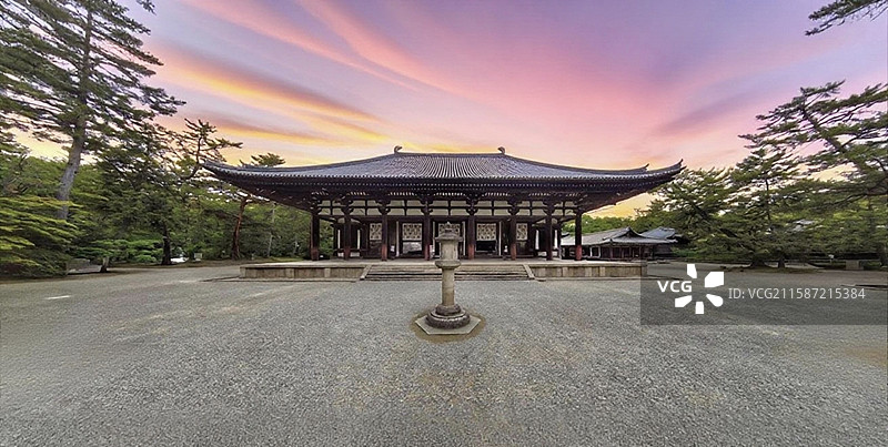 唐招提寺由鉴真主持建于 759 年，是日本佛教律宗总本山，建筑具唐代风格，多建筑与佛像为日本国宝。图片素材