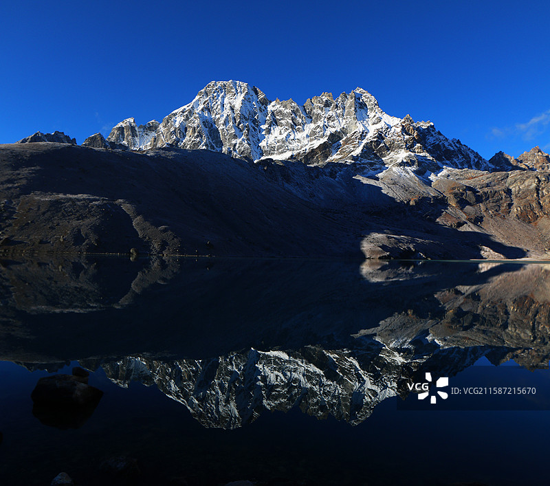 蓝天下的湖光山色，尼泊尔EBC徒步图片素材