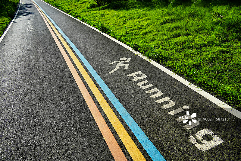 户外通向远方的健身跑道 配备彩色标线和Running字样彰显运动活力图片素材