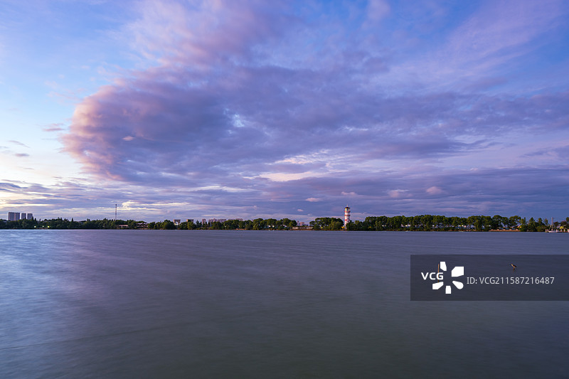武汉江夏，汤逊湖早霞，长岛，莲华寺图片素材